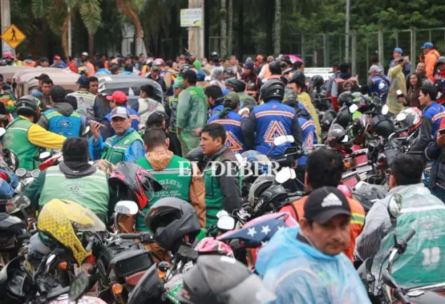 Mototaxistas bloquean acceso a Quinta Municipal exigiendo control sobre aplicaciones de transporte