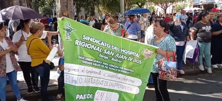 Trabajadores del HRSJDD de Tarija inician paro de 24 horas por bono desayuno