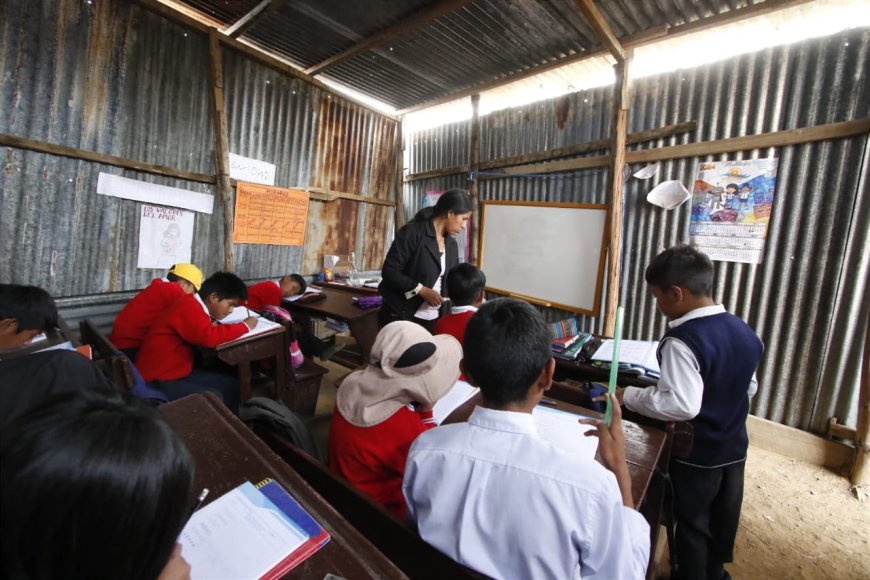 Niños de Cochabamba reciben clases en aula de calaminas