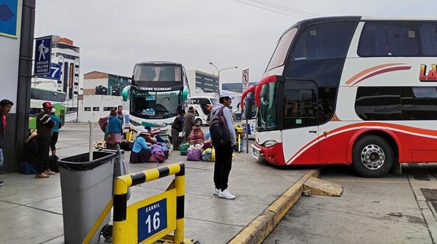 Choferes bloquean la terminal de buses de Cochabamba y suspenden salidas interdepartamentales