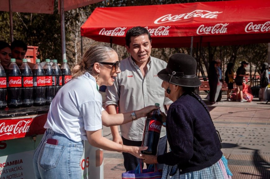 Fundación Coca-Cola de Bolivia recupera 2 toneladas de botellas plásticas en acción de intercambio PET por retornables