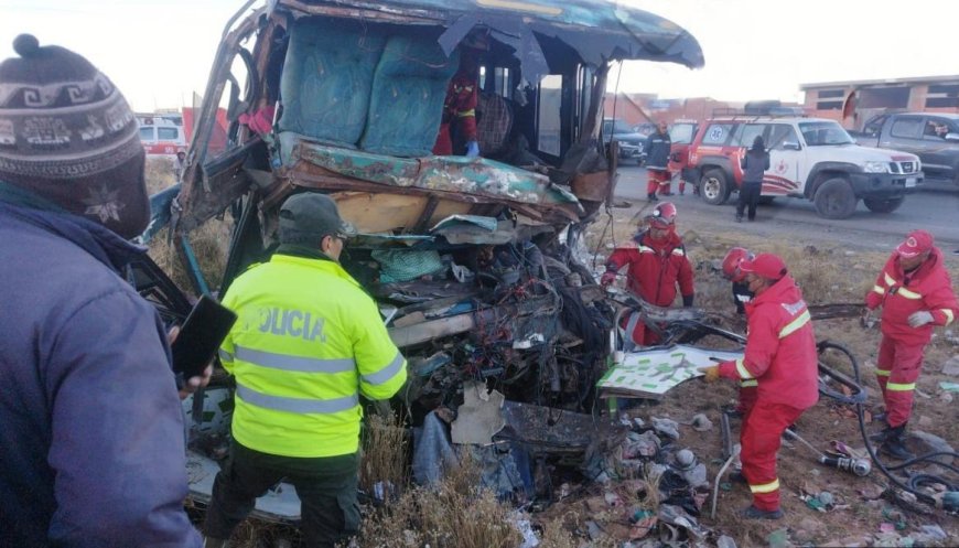 Tragedia en la Carretera La Paz-Copacabana: Choque Entre Bus y Volqueta Deja Siete Muertos