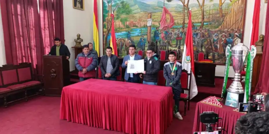 Alcaldía de Tarija entrega reconocimiento al Club Real Tomayapo Categoría Sub-17