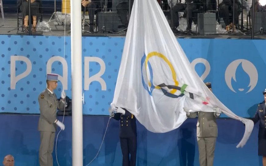 La bandera olímpica izada frente a la Torre Eiffel en la inauguración de los Juegos de París 2024