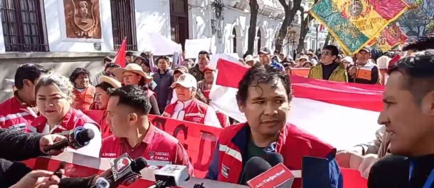 Cientos de tarijeños protestan contra la falta de combustible y dólares