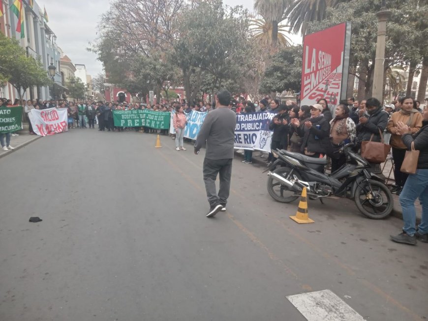 Trabajadores en Salud de Tarija Realizan Paro de 24 Horas Exigiendo Pago de Bono de Vacunación