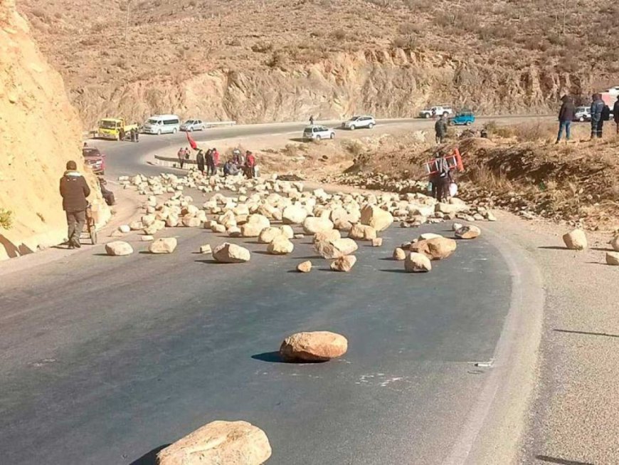 Continúa el Bloqueo en la Ruta Tarija-Potosí: Exigen Cierre de Empresa Minera