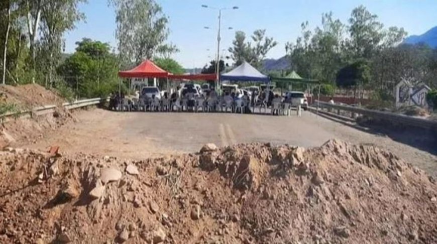 Camiri Bloquea Ruta Internacional hacia Argentina por Crisis en el Servicio de Agua