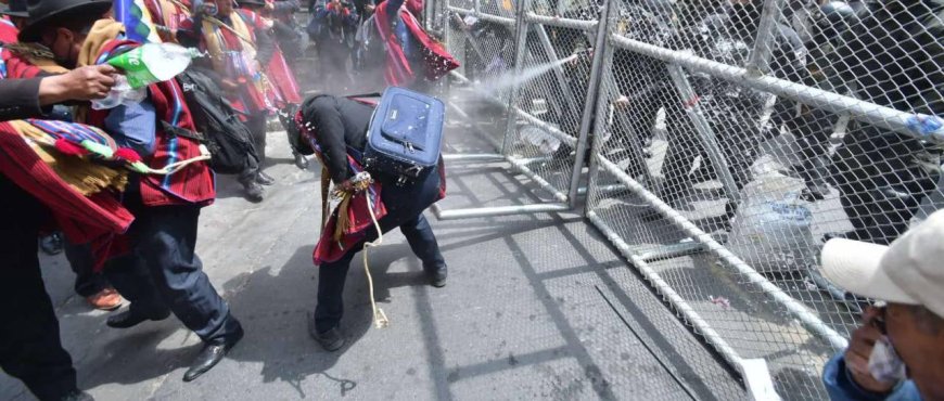 Ponchos Rojos Amenazan con Cercar La Paz tras Represión Policial