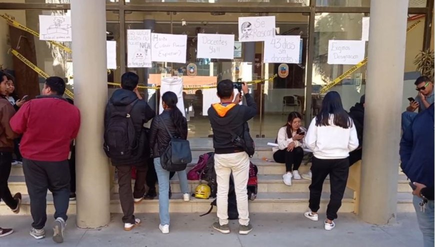 Estudiantes de Medicina de la UAJMS Protestan por Falta de Docentes en Pleno Semestre