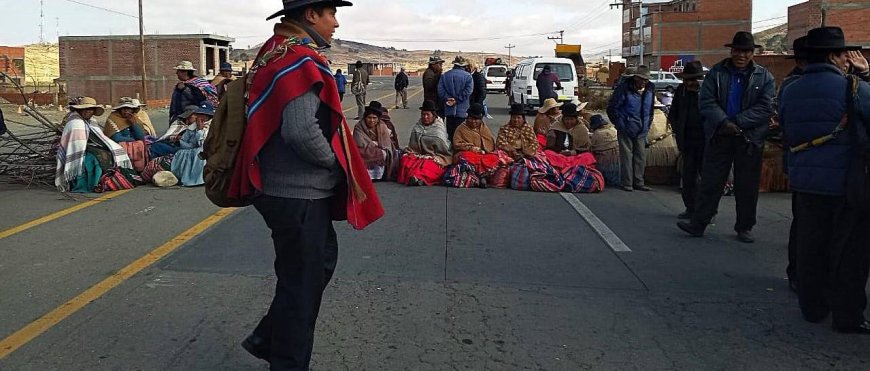 Bloqueo de campesinos toma fuerza en la ruta hacia Copacabana; otras vías se mantienen sin movilizaciones