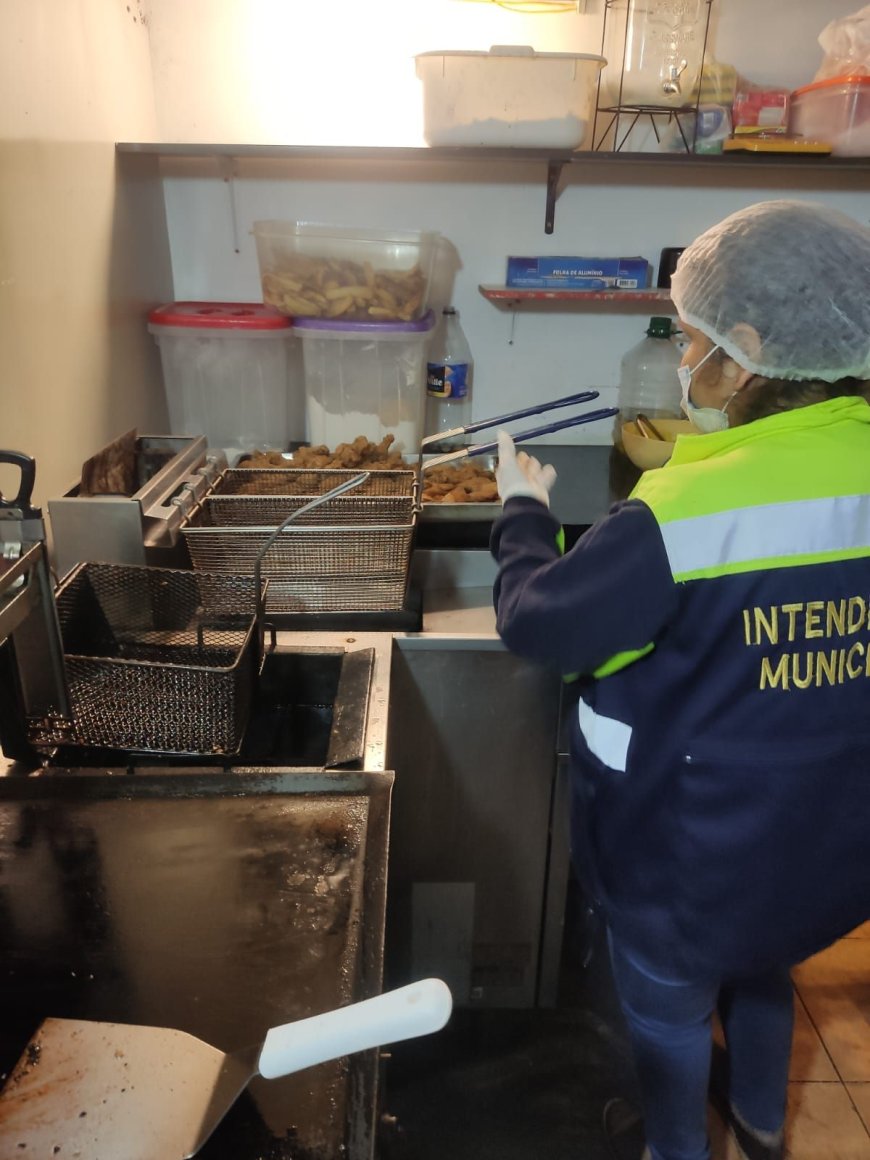 Clausuran Cuatro Locales de Comida en Tarija por Mala Higiene y Presencia de Cucarachas