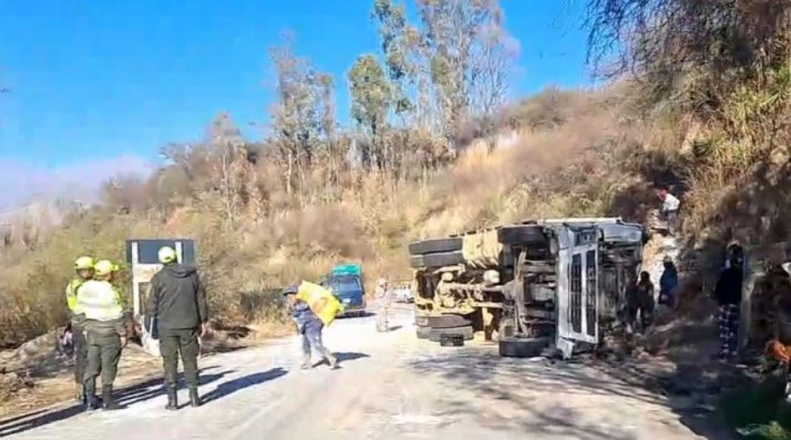 Camión Cargado de Harina Vuelca Tras Persecución en Tarija