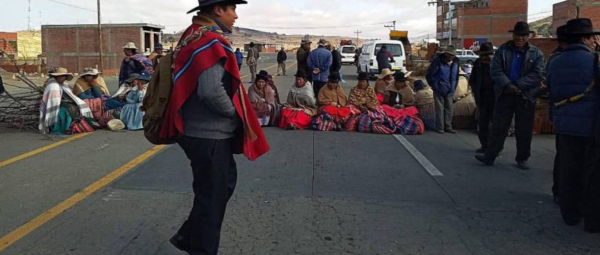 Bloqueos en la Carretera La Paz - Copacabana Generan Pérdidas de Bs 2 Millones en Cuatro Días