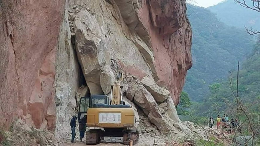 Rocas de gran tamaño bloquean la ruta Tarija-Gran Chaco en El Angosto