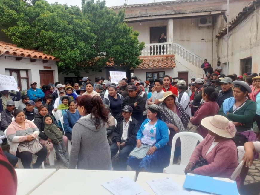 Campesinos toman la Alcaldía de San Lorenzo en rechazo al alza de pasajes