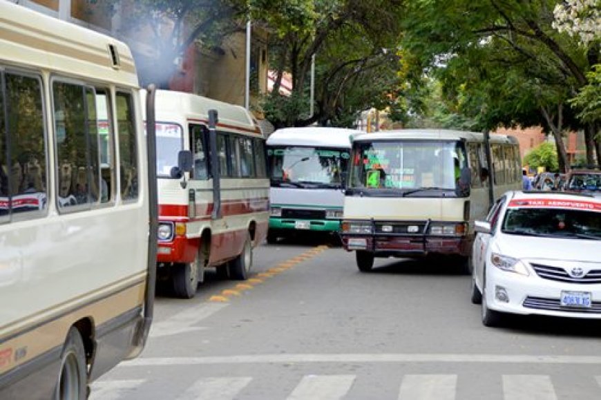 Esposa de chofer enfrenta a funcionarios de Movilidad Urbana en Tarija por retiro de tarifarios y defiende aumento de pasajes