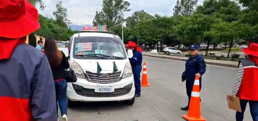 Control de tarifas en Tarija desata molestia entre conductores de taxi trufi