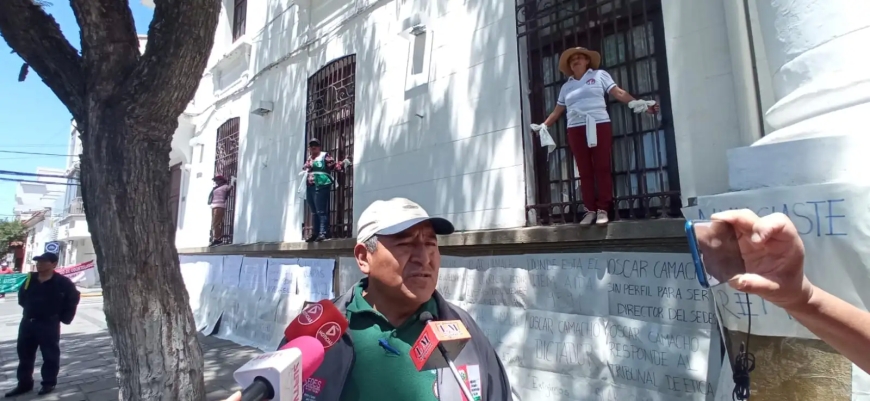 Trabajadores de salud se crucifican en protesta y exigen cambio de director del SEDES