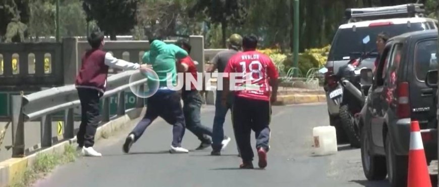 Tensión en Cochabamba: Incidentes por falta de gasolina terminan en golpes cerca de un surtidor