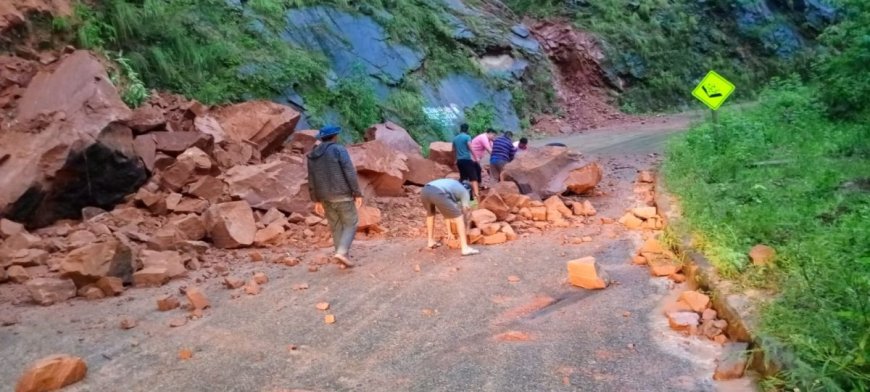 Derrumbes en la ruta Tarija - Entre Ríos afectan la circulación vehicular