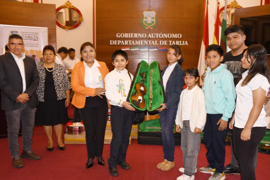 Gobernación de Tarija fortalece la educación musical con entrega de instrumentos a la Escuela Departamental de Música