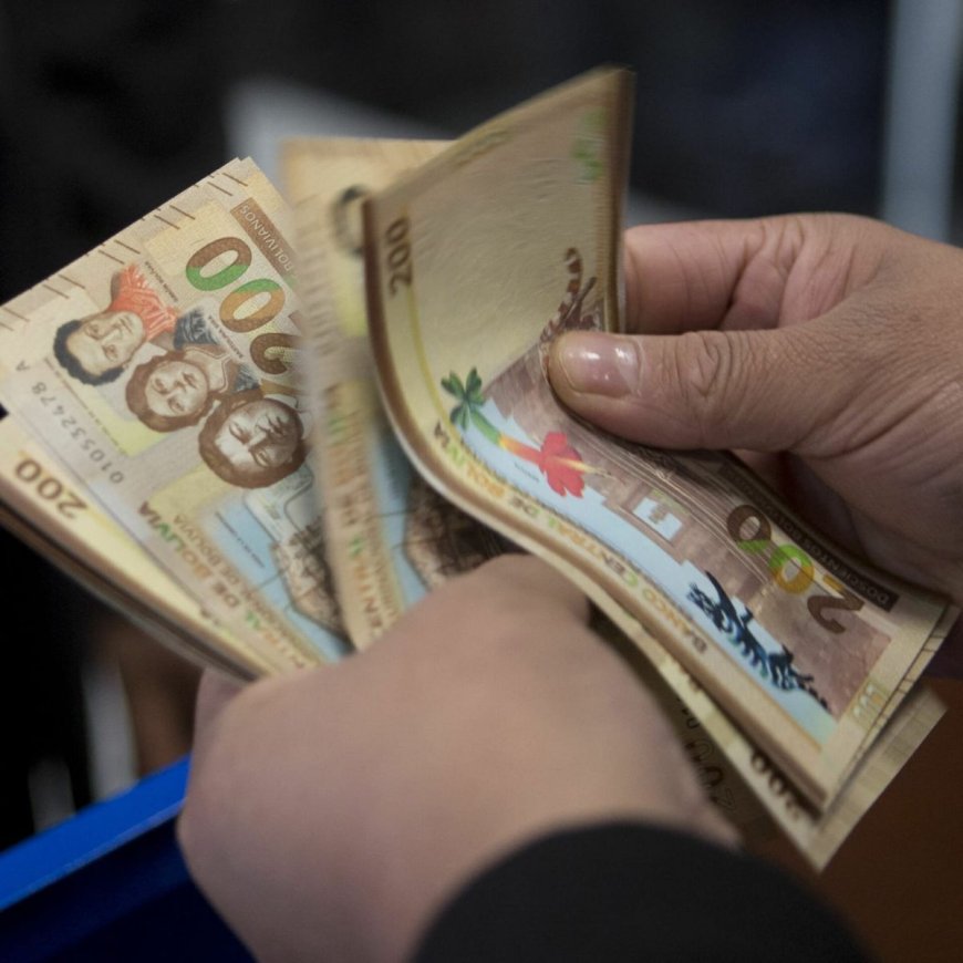 La economía boliviana enfrenta riesgos por devaluación y contrabando