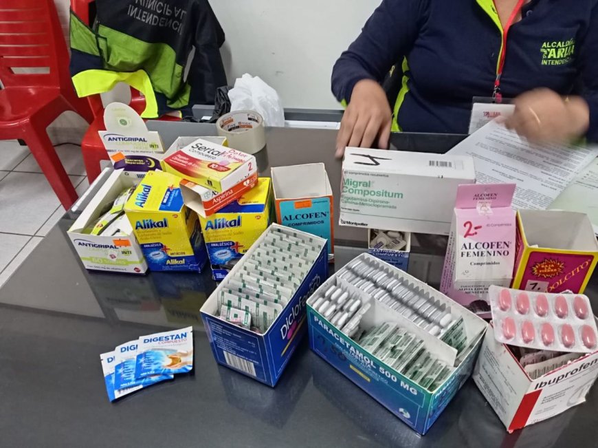 Decomisan medicamentos vencidos y de contrabando en una tienda de barrio