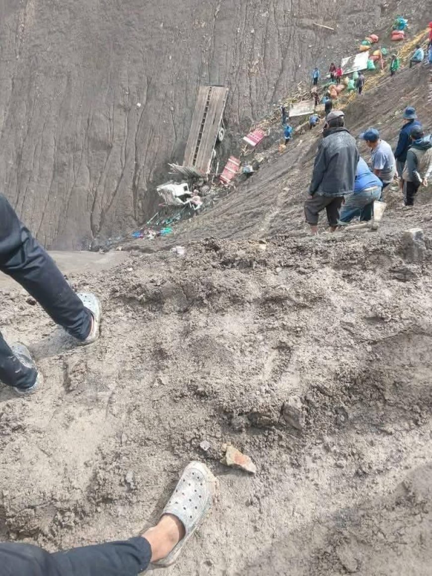 Accidente grave en Khola - Sapahaqui, La Paz: Camión se vuelca por mal estado de la carretera