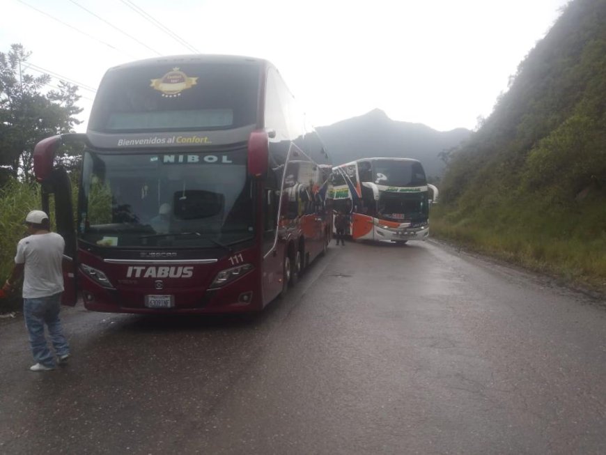 Habilitan un carril en la carretera Cochabamba–Santa Cruz tras derrumbes, advierten circular con precaución