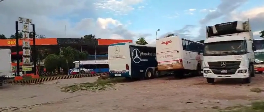Santa Cruz registra filas por combustible pese a que YPFB asegura despachos por encima del 100%