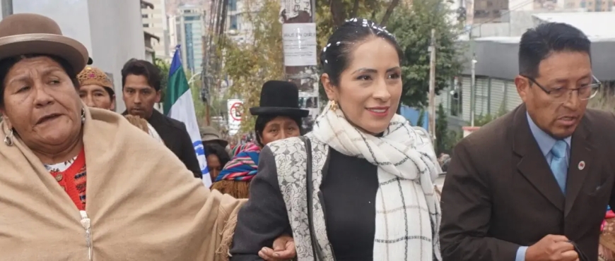 Wilma Alanoca no pudo ingresar al TSE para inscribirse como candidata a la Vicepresidencia por falta de acreditación