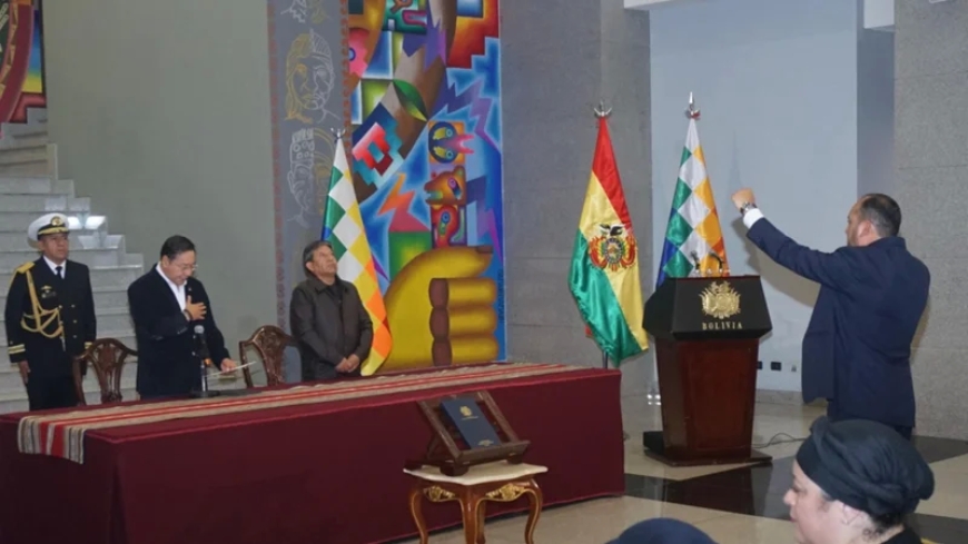 Roberto Ríos es posesionado como nuevo Ministro de Gobierno: “La paz no se negocia, se garantiza”
