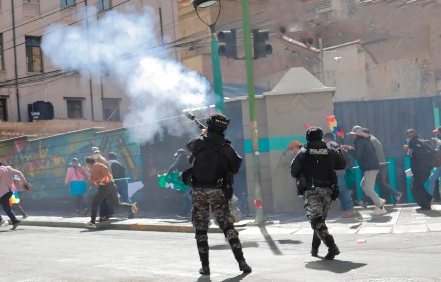 Policía gasifica a militantes de Evo Pueblo durante protesta en el centro de La Paz