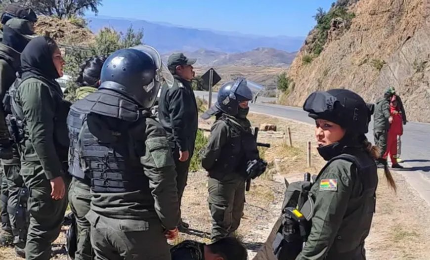 Policía denuncia emboscada en Bombeo: cinco efectivos heridos durante desbloqueo en Cochabamba