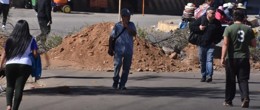 Bloqueos en Bolivia: estas son las rutas afectadas este viernes; Policía movilizada en Cochabamba y Santa Cruz