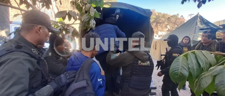 Arrestan a dos personas durante control policial en punto desbloqueado en Parotani, Cochabamba